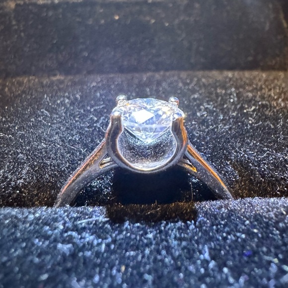 1 CT VVS1 Moissanite. Ladies Engagement Ring, 925 Sterling W/ White Gold Plate - Picture 5 of 6